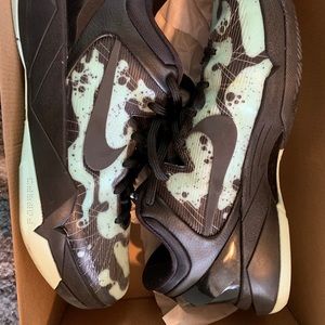 Kobe 7, poison dart frog Easter
